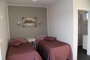 una camera da letto con due letti e un quadro sul muro di Strýta Apartment 2 a Ölfus Altre 5 foto