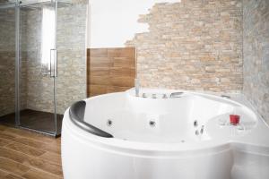 een badkamer met een wit bad en een douche bij Agricanto in Sestri Levante