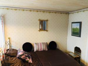 Кровать или кровати в номере Apple tree cabin with river views