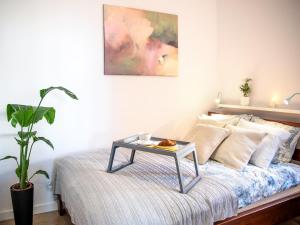 ein Schlafzimmer mit einem Bett und einem Tisch darauf in der Unterkunft Apartament Sunset Boulevard z tarasem dla 4 gości in Gdynia