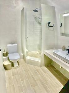 uma casa de banho com um WC, um chuveiro e um lavatório. em Al Mar Hotel em Schaslyve