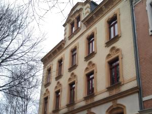 un edificio con molte finestre sul lato di Ferienwohnung Rudi a Chemnitz