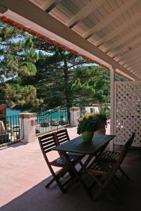 Rõdu või terrass majutusasutuses Zefiros Traditional Hotel