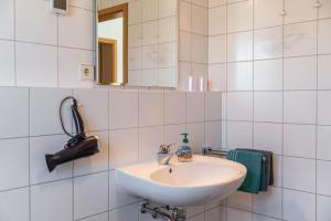 Bilik mandi di 2 Zimmer Ferienwohnung Baur Nr 1 +17 gambar