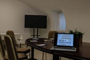 Televízia a/alebo spoločenská miestnosť v ubytovaní Domus Peregrini Apartmanok