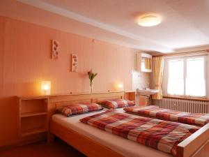 1 dormitorio con 2 camas y ventana en Apartmenthaus Trötschler, en Weilheim