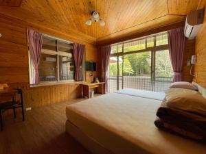 鹿谷的住宿－溪之頭山莊民宿 ，一间卧室设有一张床和一个大窗户