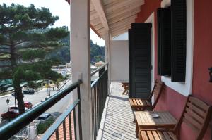 Rõdu või terrass majutusasutuses Zefiros Traditional Hotel