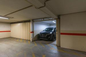 un parcheggio con un'auto parcheggiata al suo interno di Porto Gaia RR Apartment by MP a Vila Nova de Gaia