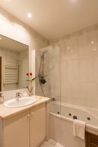 un bagno con lavandino, doccia e vasca di Porto Gaia RR Apartment by MP a Vila Nova de Gaia Altre 28 foto