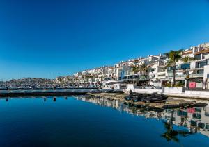widok na port z budynkami i wodą w obiekcie Bella Vista Puerto Banus apartment with sea views w Marbelli