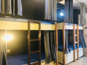 Palanda nebo palandy na pokoji v ubytování Nomads House