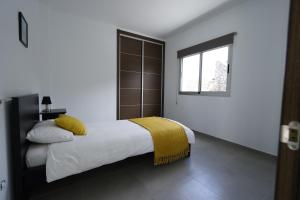 A bed or beds in a room at Casa Achaman - Contemporary style villa with outstanding views Még 37 kép