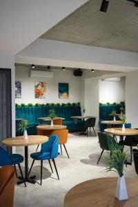 a waiting room with tables and chairs and a couch at Lotus Exclusive in Mamaia Sat/Năvodari