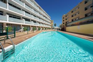 The swimming pool at or close to Apartamentos Strelitzias