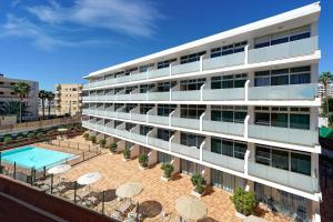 The swimming pool at or close to Apartamentos Strelitzias