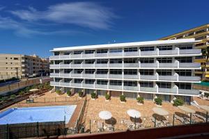 The swimming pool at or close to Apartamentos Strelitzias