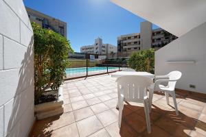 The swimming pool at or close to Apartamentos Strelitzias
