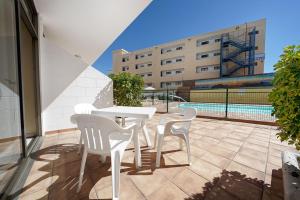 The swimming pool at or close to Apartamentos Strelitzias