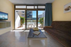 A seating area at Apartamentos Strelitzias