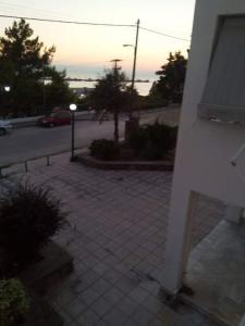 - Vistas a una calle con luz de la calle y a un edificio en Seaview to Olympus, sunny, cosy apartment, en Néa Michanióna