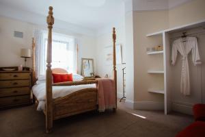 A bed or beds in a room at Tom Blake House