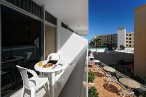 A balcony or terrace at Apartamentos Strelitzias