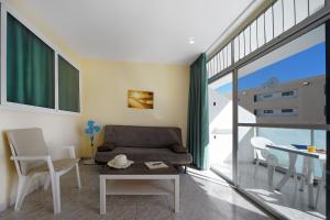 A seating area at Apartamentos Strelitzias