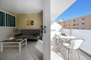 A balcony or terrace at Apartamentos Strelitzias