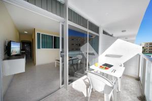 A balcony or terrace at Apartamentos Strelitzias