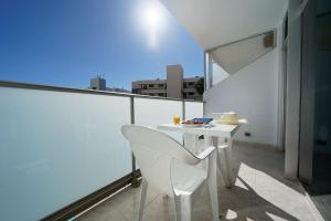 A balcony or terrace at Apartamentos Strelitzias