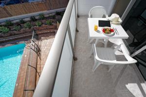 The swimming pool at or close to Apartamentos Strelitzias
