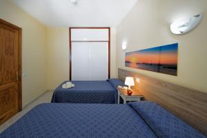 A bed or beds in a room at Apartamentos Strelitzias