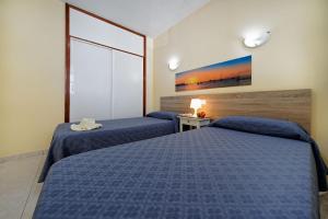 A bed or beds in a room at Apartamentos Strelitzias