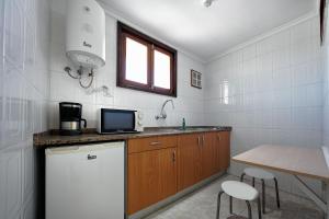 A kitchen or kitchenette at Apartamentos Strelitzias