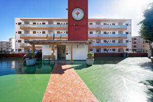 The swimming pool at or close to Apartamentos Strelitzias
