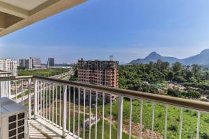 a balcony with a view of a city at O Melhor do Rio de Janeiro por Carpediem in Rio de Janeiro