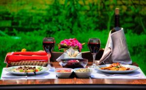 チャナッカレにあるキャラバンサライ チャナッカレ ホテル スペシャル カテゴリーのワインと食べ物を入れたテーブル
