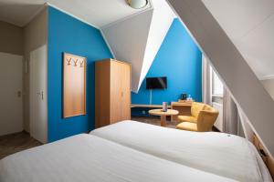 A bed or beds in a room at Hotel Restaurant Mondriaan