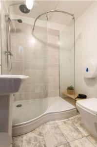 A bathroom at Harrow Rd Rooms by DC London Rooms
