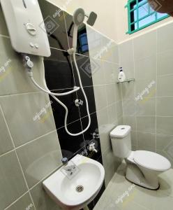 Bathroom sa anjung ara suites and roomstays