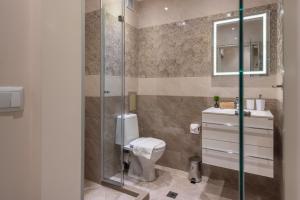 ヴァルナ・シティにあるApartments Catsのトイレとガラスのシャワー付きのバスルーム +35枚の写真