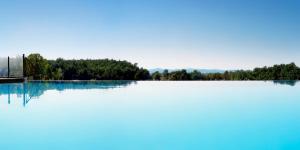 Bazén v ubytování Chimera Tuscany Resort nebo v jeho okolí