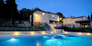 Bazén v ubytování Chimera Tuscany Resort nebo v jeho okolí