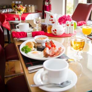 una mesa cubierta con platos de comida y bebida en Killaran House, en Killarney