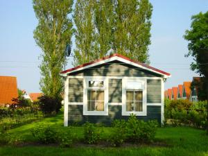 una pequeña casa con techo rojo en Holiday Home Den Oever by Interhome, en Den Oever 13 fotos más