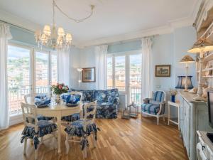 Televízia a/alebo spoločenská miestnosť v ubytovaní Apartment Pieds dans l'eau 2 by Interhome