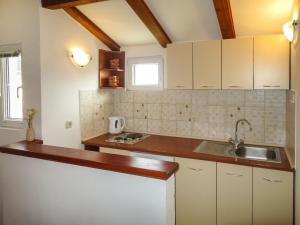 Kuchyň nebo kuchyňský kout v ubytování Holiday Home Tone by Interhome