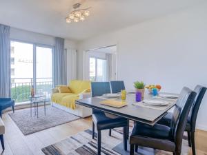 ein Esszimmer mit Tisch und Stühlen und einer Couch in der Unterkunft Apartment Océana by Interhome in Biarritz