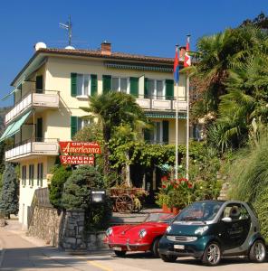 un'auto parcheggiata di fronte a un edificio di Osteria Garni Americana a Cadempino